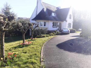 saint thegonnec, maison de 150 m², 4 chambres, cheminée, grand terrain, sous sol complet, proche bourg, campagne