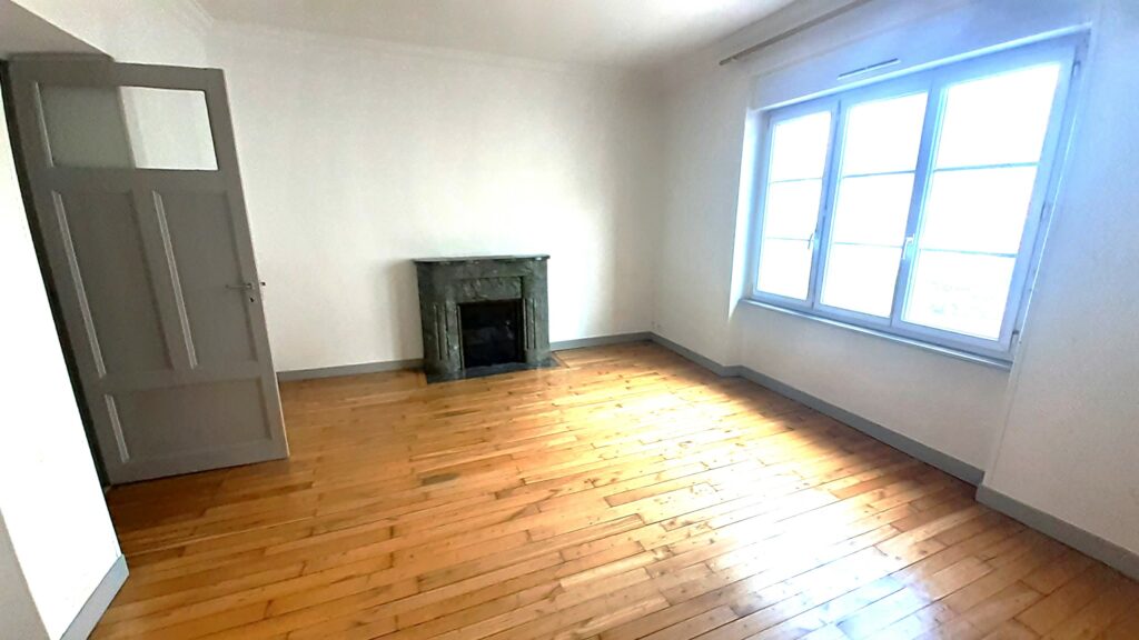 Appartement T3, 2 chambres, salon,cuisine, wc, salle d'eau, cave et parking double proche tramway