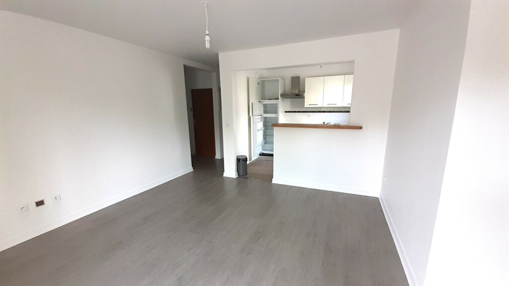 appartement T3 avec balcon, ascenseur dans residence de service sénior
